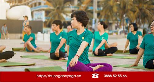 Tập Yoga tại bãi biễn Đà Nẵng