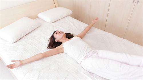 Nằm trên giường bạn vẫn có thể giảm cân ‘siêu tốc’ nhờ Yoga