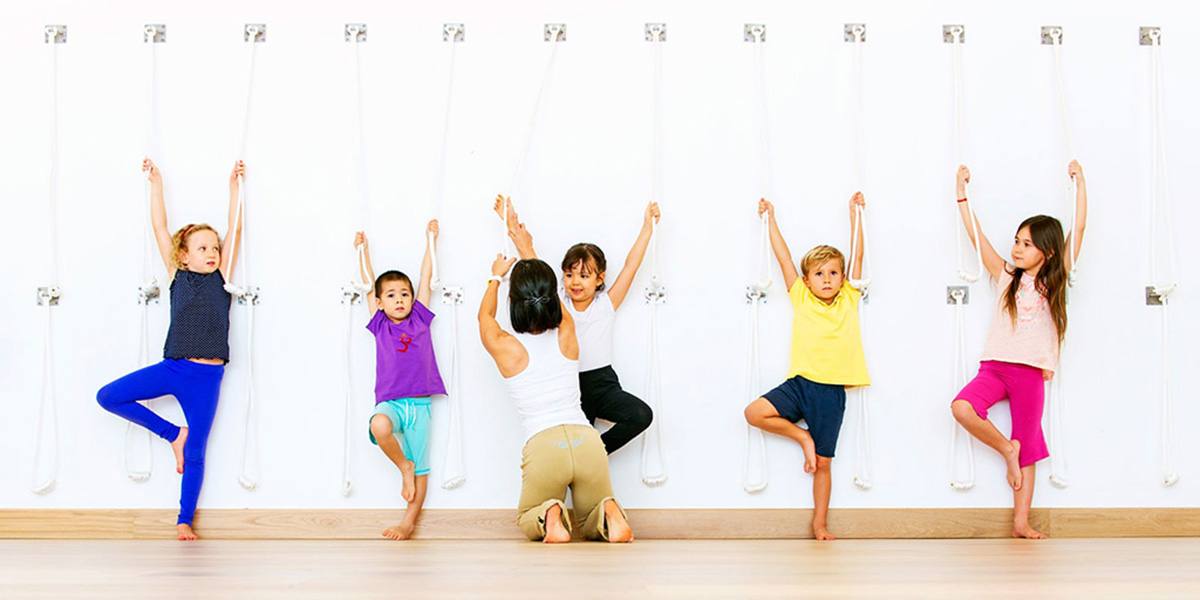 8 lợi ích tuyệt vời của Yoga cho trẻ em: Sự thay đổi tuyệt vời từ thể chất đến tâm trí - Ảnh 1.