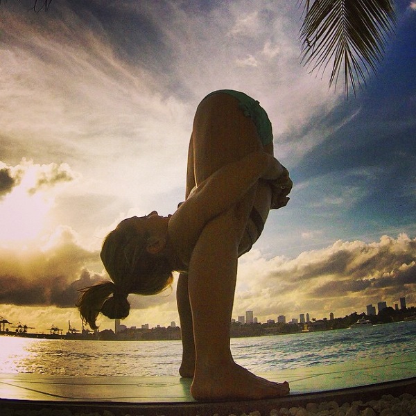Bộ ảnh đẹp về cô gái đi khắp thế giới tập yoga