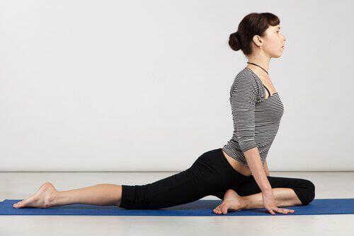 Loạt bài tập yoga cực đơn giản tại nhà giúp giảm đau nhức xương khớp hiệu quả - Ảnh 4