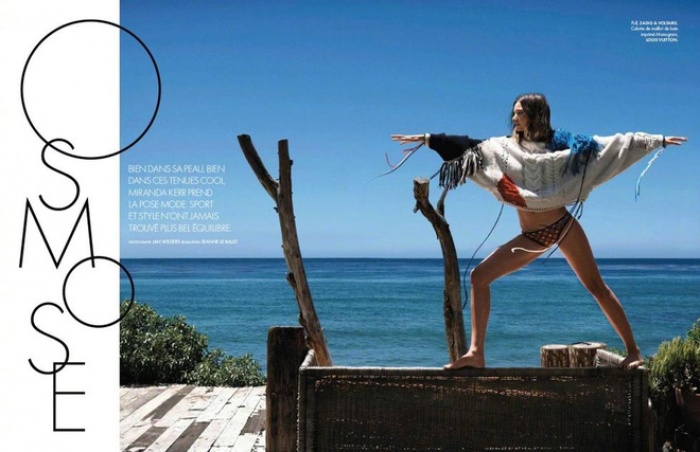 Bà mẹ một con Miranda Kerr khoe dáng gợi cảm khi tập yoga trên bờ biển - Ảnh 1.