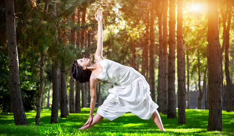 Tam giác (Trikonasana) _Yoga Asana để giảm đau lưng trên, giữa và dưới