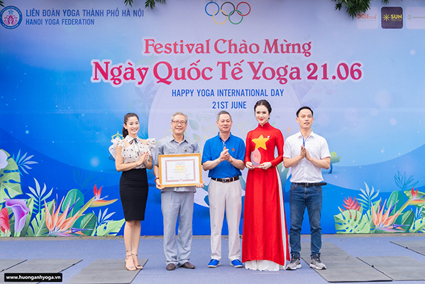 Tổng Thư ký Ủy ban Olympic Việt Nam Trần Văn Mạnh trao tặng Bằng khen của Ủy ban Olympic Việt Nam cho Liên đoàn Yoga thành phố Hà Nội.