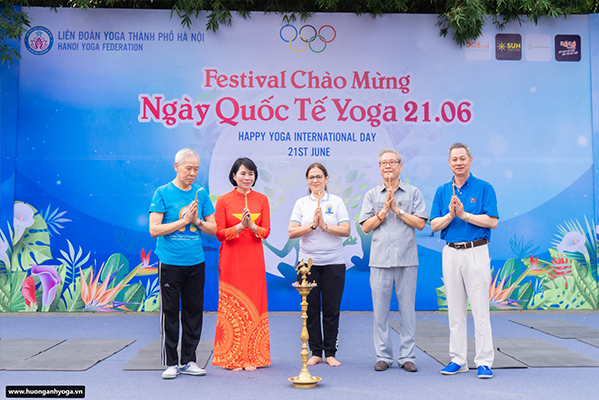 Các đại biểu đến tham dự thực hiện nghi thức thắp lửa truyền thống của yoga.