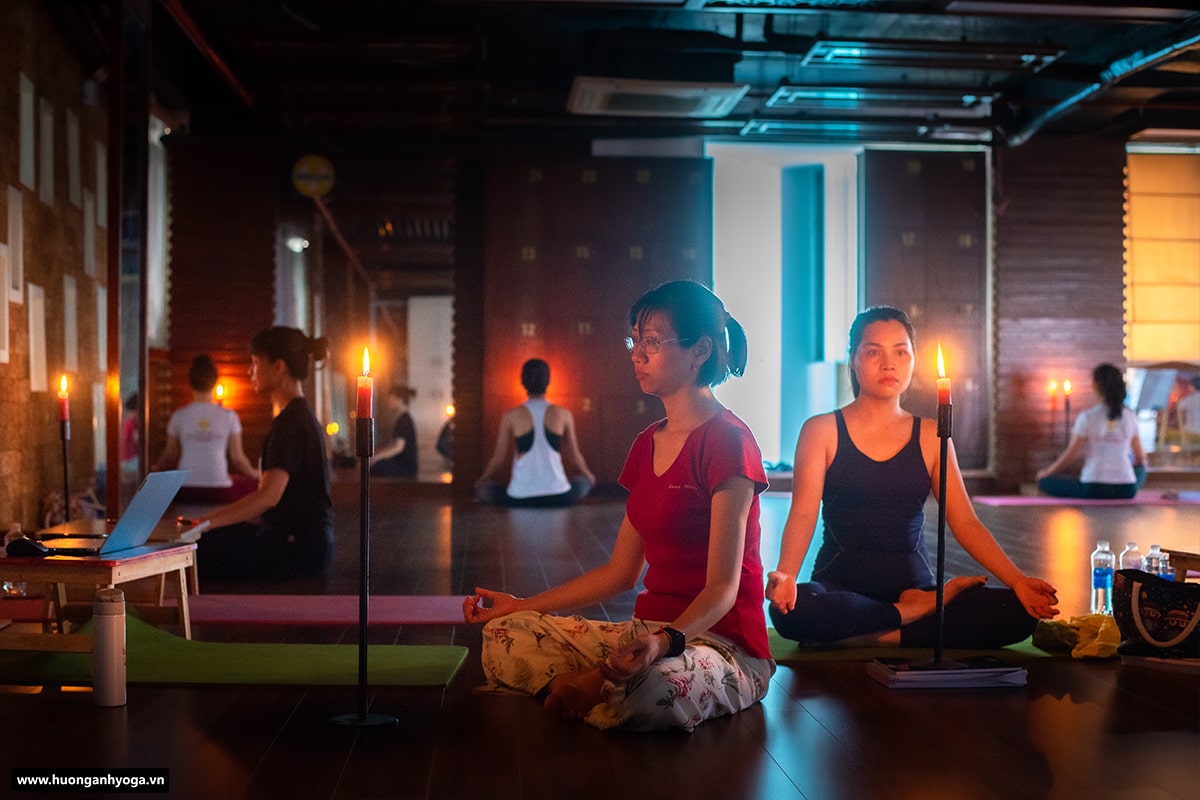 Thiền nến (Trataka) Khóa đào tạo hlv yoga 200h yttc k42 Hương Anh Yoga