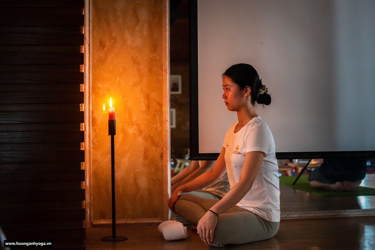 Thiền nến (Trataka) Khóa đào tạo hlv yoga 200h yttc k42 Hương Anh Yoga