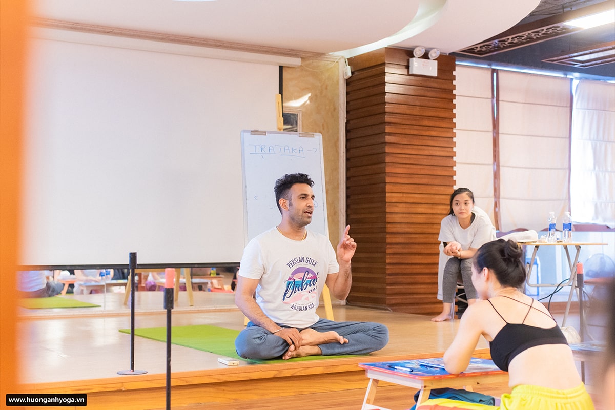 Master Rakesh giảng dạy Thiền nến (Trataka) - Khóa đào tạo HLV Yoga 200h 