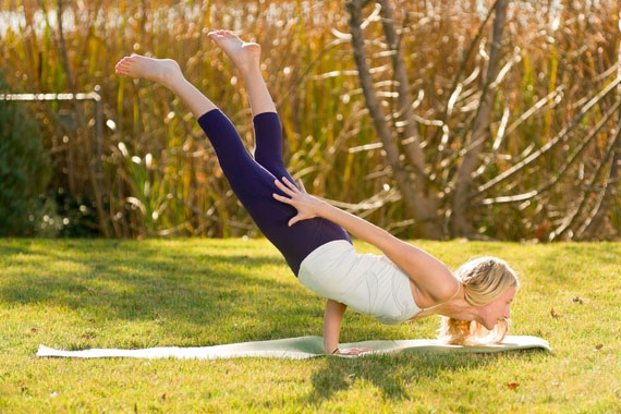 9 tư thế yoga bá đạo đố bạn làm được