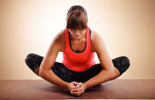 Những bài tập yoga cơ bản giúp bạn vừa giảm cân lại có thể ngăn ngừa táo bón - Ảnh 2.