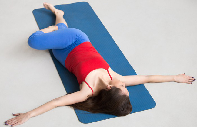 Những bài tập yoga cơ bản giúp bạn vừa giảm cân lại có thể ngăn ngừa táo bón - Ảnh 7.