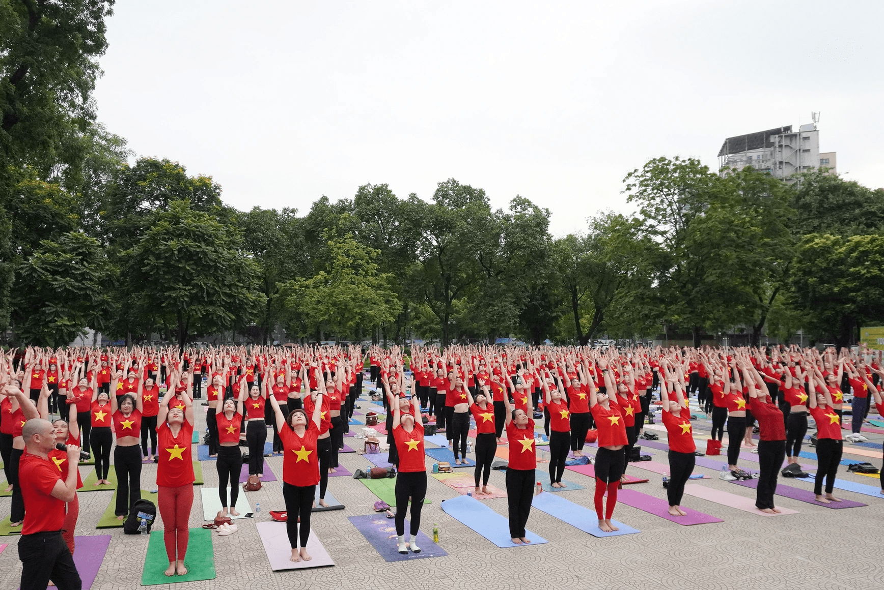 Hơn 2.000 người đồng diễn ở Hà Nội mừng Ngày Quốc tế Yoga lần thứ 10