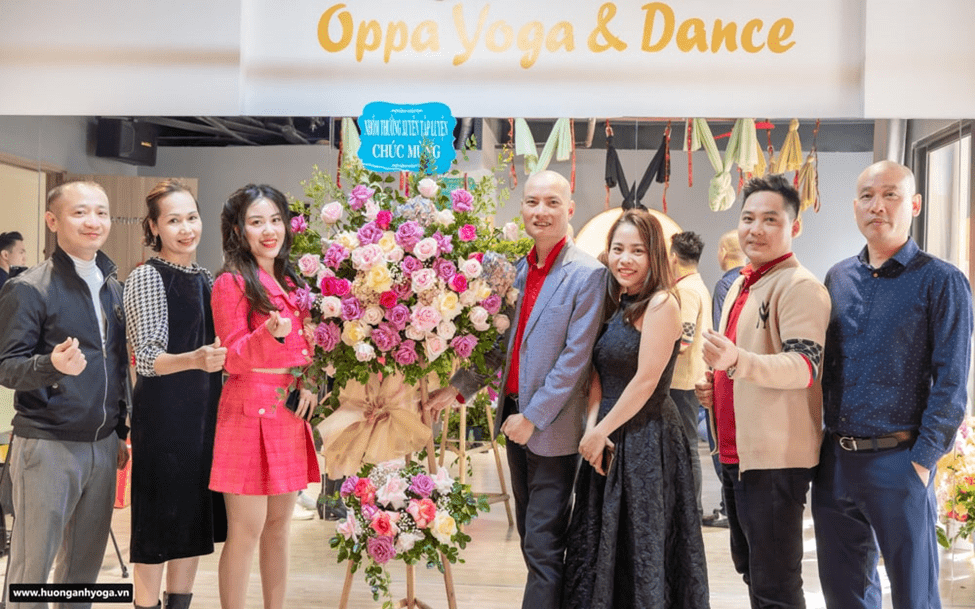 CHÚC MỪNG KHAI TRƯƠNG TRUNG TÂM OPPA YOGA & DANCE - HLV QUANG TUẤN, HỌC VIÊN KHÓA ĐÀO TẠO HLV YOGA 200H HƯƠNG ANH YOGA